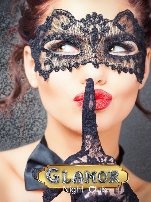 Glamour Night Club - Mujer con máscara veneciana de encaje